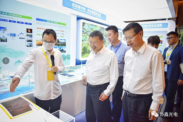 国家能源局局长章建华国际能源变革对话闭门会议间隙考察9888拉斯维加斯展台
